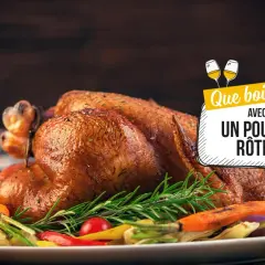 Un délicieux poulet rôti, garni de légumes et d'herbes, prêt à être dégusté avec un bon vin.