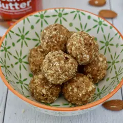 Boules d'énergie maison : un mélange gourmand de datte, flocon d'avoine et amandes pour un en-cas sain.