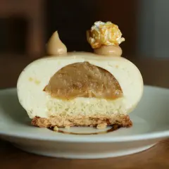 Gâteau mousseux à la pomme caramélisée, garni d'une touche de pop corn sucré et d'une pointe de caramel.