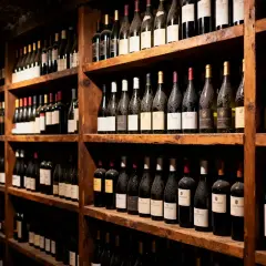 Rayons de cave à vin remplis de bouteilles. La différence entre une cave à vin de service et de vieillissement est subtile, mais la conservation est clé.