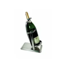 Bouteille de champagne en contenance mathusalem, présentée dans un support incliné en métal argenté sur un plateau rectangulaire.