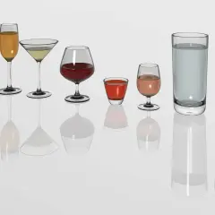 Diversité de verres à vin et à eau, prêts pour un repas au restaurant. Chaque verre présente une quantité différente de liquide.