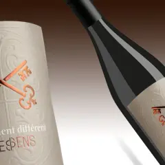 Bouteille de vin avec étiquette ornée de clés croisées et de l'appellation IGP. Le design évoque un savoir-faire unique.