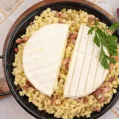 Plat de crozets, lardons et fromage à raclette, prêt à être cuit pour une délicieuse recette croziflette.