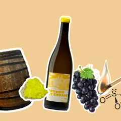 Tonnelier, raisin, bouteille de vin, cristal jaune et formule chimique de sulfites. Le vin et les sulfites, une histoire de conservation.