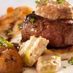 Un tournedos Rossini, avec foie gras et truffes, sur un toast. Quel vin avec tournedos Rossini ? Un vin rouge corsé, comme un Bordeaux.