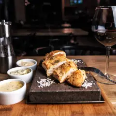 Un plat de viande blanche savoureux, servi avec trois sauces et un verre de vin rouge. La question est : quel vin avec viande blanche ?