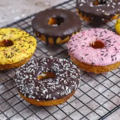 Délicieux donuts colorés, prêts à être dégustés. Une recette facile pour un goûter gourmand.