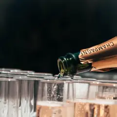 Champagne versé dans des flûtes, la contenance d'un jéroboam promet une belle fête.