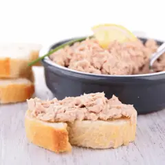 Tranches de pain garnies de rillettes de thon, un délice à tartiner.