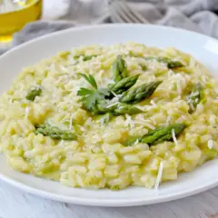 Risotto crémeux aux asperges, garni de parmesan râpé et d'une touche de persil. Un délice qui appelle un bon vin blanc pour risotto.