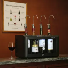 Système de conservation de vin, idéal pour savoir quel vin peut se garder 20 ans. Verre de vin rouge à côté.