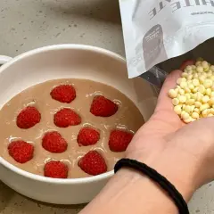 Préparation d'un bowl cake aux framboises, ajout de pépites de chocolat blanc.
