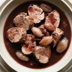 Filet mignon de porc en sauce, servi avec des petits oignons. Quel vin avec filet mignon de porc ? Un Pinot Noir serait parfait.