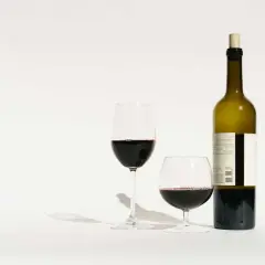 Une bouteille de vin rouge et deux verres remplis. Combien de verres dans une bouteille de vin ? La réponse est dans la dégustation.