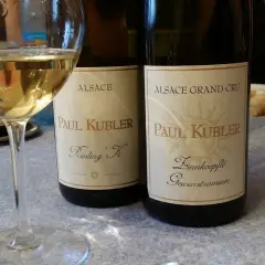 Verre de vin blanc d'Alsace, deux bouteilles Paul Kubler. Quel vin pour la choucroute ? Un Riesling ou un Gewurztraminer ?