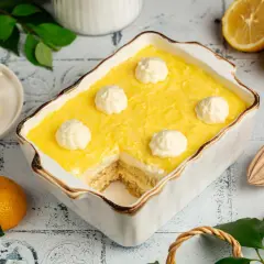Un délicieux tiramisu citron, crémeux et aérien, garni de touches de chantilly. Un dessert frais et acidulé.