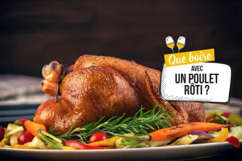Un délicieux poulet rôti, garni de légumes et d'herbes, prêt à être dégusté avec un bon vin.