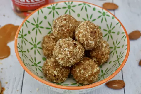 Boules d'énergie maison : un mélange gourmand de datte, flocon d'avoine et amandes pour un en-cas sain.