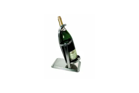 Bouteille de champagne en contenance mathusalem, présentée dans un support incliné en métal argenté sur un plateau rectangulaire.