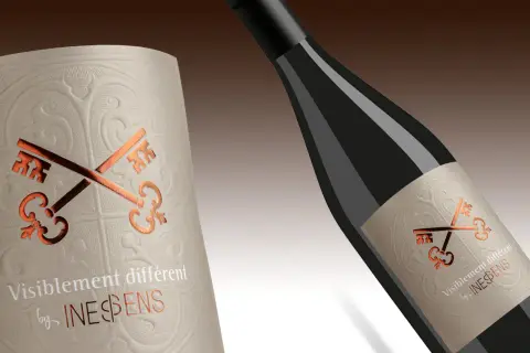 Bouteille de vin avec étiquette ornée de clés croisées et de l'appellation IGP. Le design évoque un savoir-faire unique.