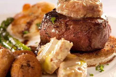 Un tournedos Rossini, avec foie gras et truffes, sur un toast. Quel vin avec tournedos Rossini ? Un vin rouge corsé, comme un Bordeaux.