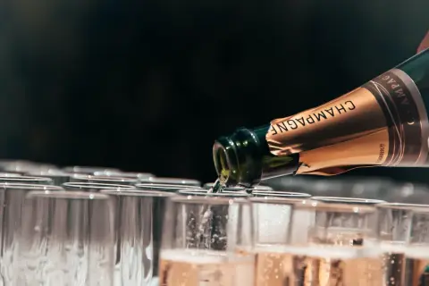 Champagne versé dans des flûtes, la contenance d'un jéroboam promet une belle fête.