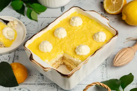 Un délicieux tiramisu citron, crémeux et aérien, garni de touches de chantilly. Un dessert frais et acidulé.