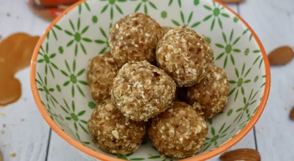 Boules d'énergie maison : un mélange gourmand de datte, flocon d'avoine et amandes pour un en-cas sain.