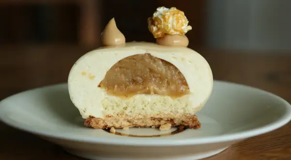 Gâteau mousseux à la pomme caramélisée, garni d'une touche de pop corn sucré et d'une pointe de caramel.