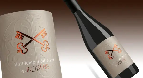 Bouteille de vin avec étiquette ornée de clés croisées et de l'appellation IGP. Le design évoque un savoir-faire unique.