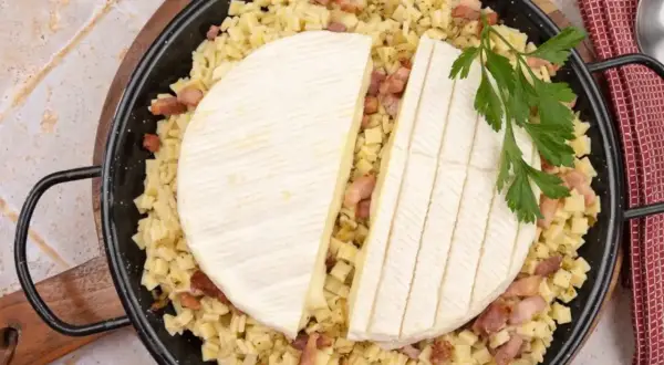 Plat de crozets, lardons et fromage à raclette, prêt à être cuit pour une délicieuse recette croziflette.