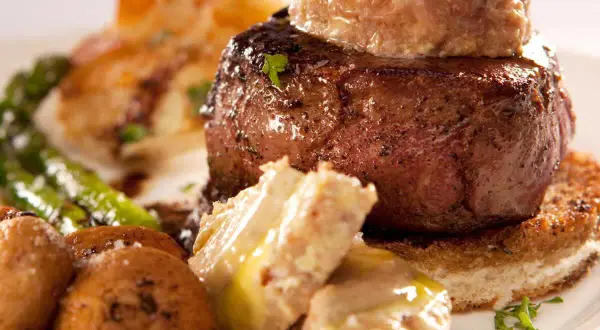 Un tournedos Rossini, avec foie gras et truffes, sur un toast. Quel vin avec tournedos Rossini ? Un vin rouge corsé, comme un Bordeaux.