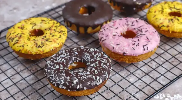 Délicieux donuts colorés, prêts à être dégustés. Une recette facile pour un goûter gourmand.