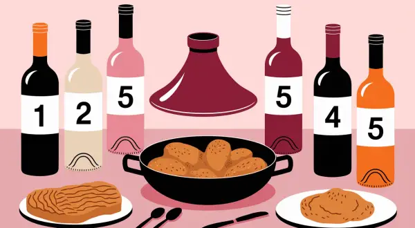 Bouteilles de vin numérotées et un plat de tajine poulet prêt à être dégusté.