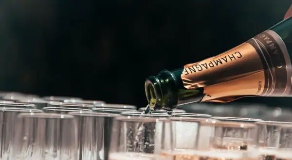 Champagne versé dans des flûtes, la contenance d'un jéroboam promet une belle fête.