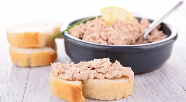 Tranches de pain garnies de rillettes de thon, un délice à tartiner.