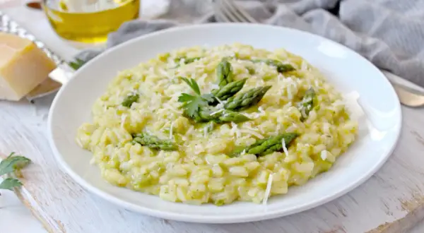 Risotto crémeux aux asperges, garni de parmesan râpé et d'une touche de persil. Un délice qui appelle un bon vin blanc pour risotto.