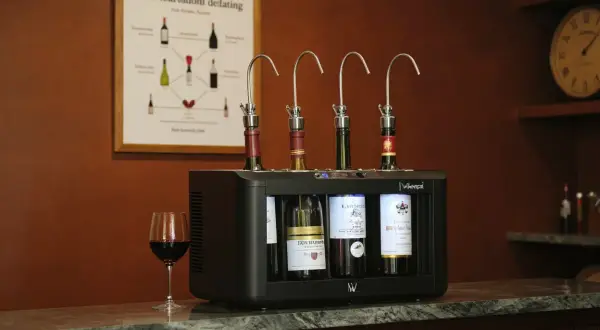 Système de conservation de vin, idéal pour savoir quel vin peut se garder 20 ans. Verre de vin rouge à côté.