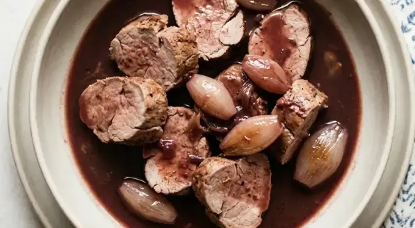 Filet mignon de porc en sauce, servi avec des petits oignons. Quel vin avec filet mignon de porc ? Un Pinot Noir serait parfait.
