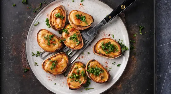 Petits toasts garnis d'une préparation crémeuse, parsemés de persil frais et de paprika. Une délicieuse recette welsh pour l'apéritif.
