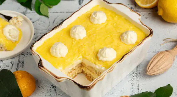 Un délicieux tiramisu citron, crémeux et aérien, garni de touches de chantilly. Un dessert frais et acidulé.