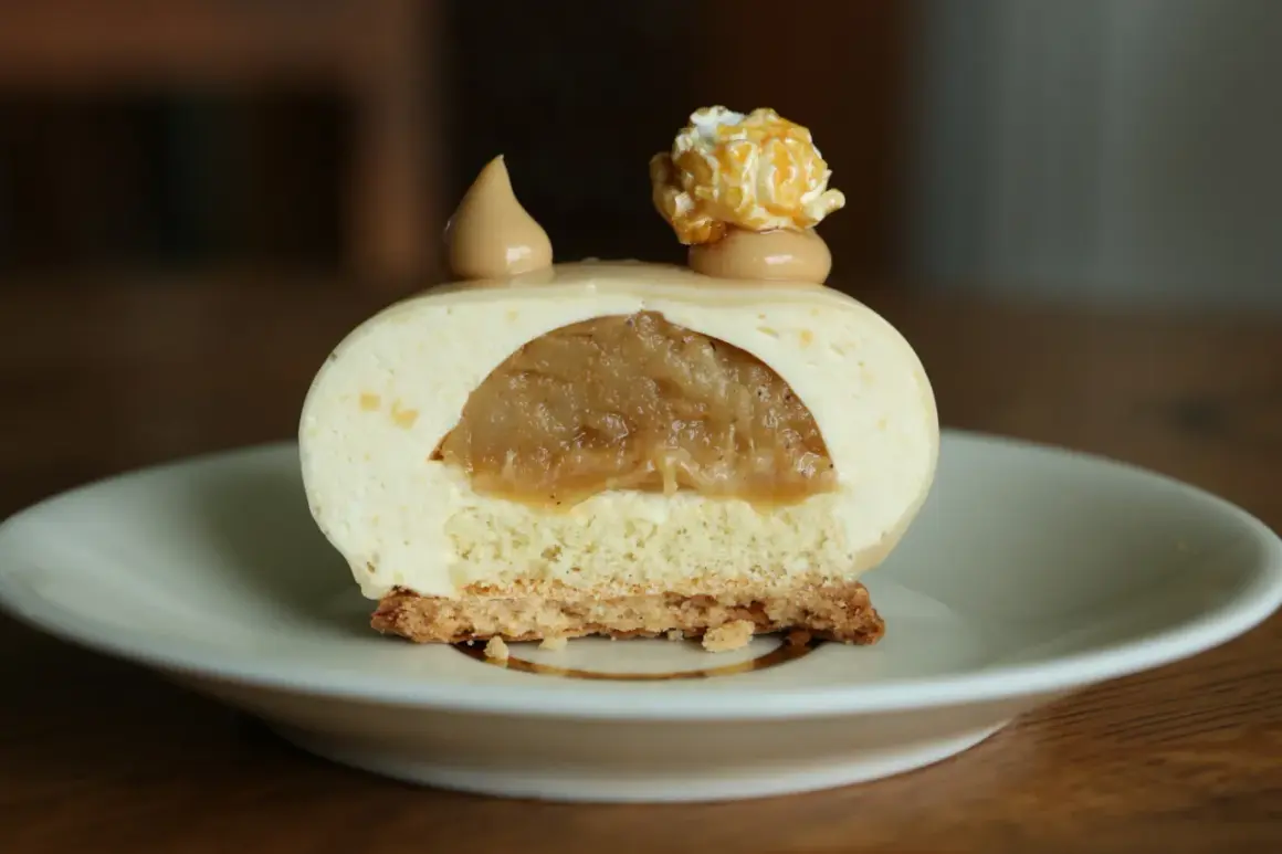 Gâteau mousseux à la pomme caramélisée, garni d'une touche de pop corn sucré et d'une pointe de caramel.