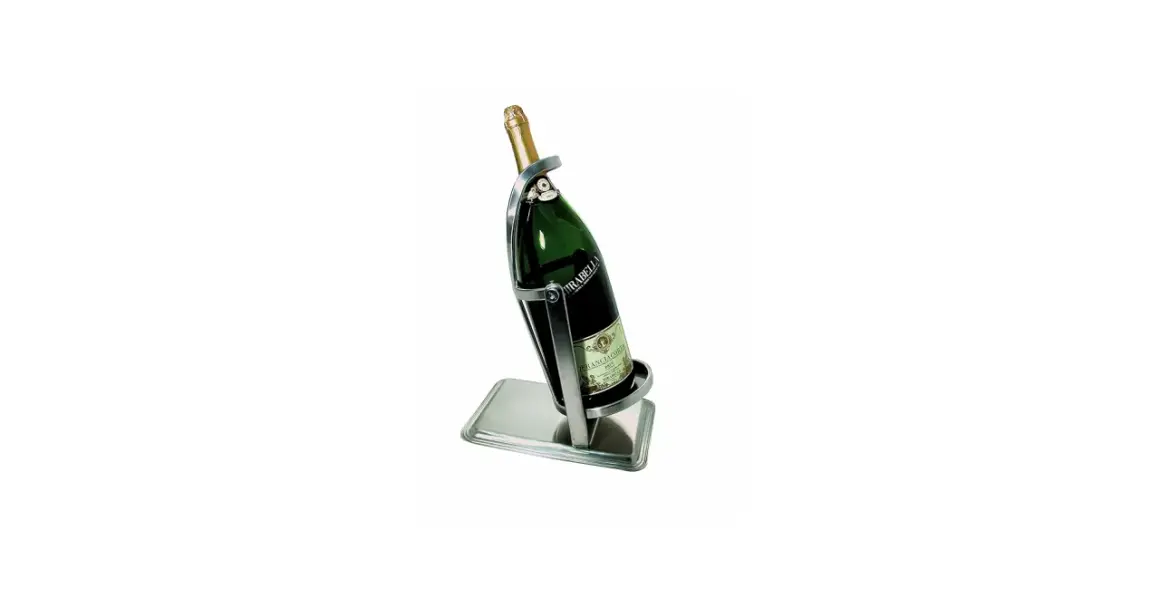 Bouteille de champagne en contenance mathusalem, présentée dans un support incliné en métal argenté sur un plateau rectangulaire.