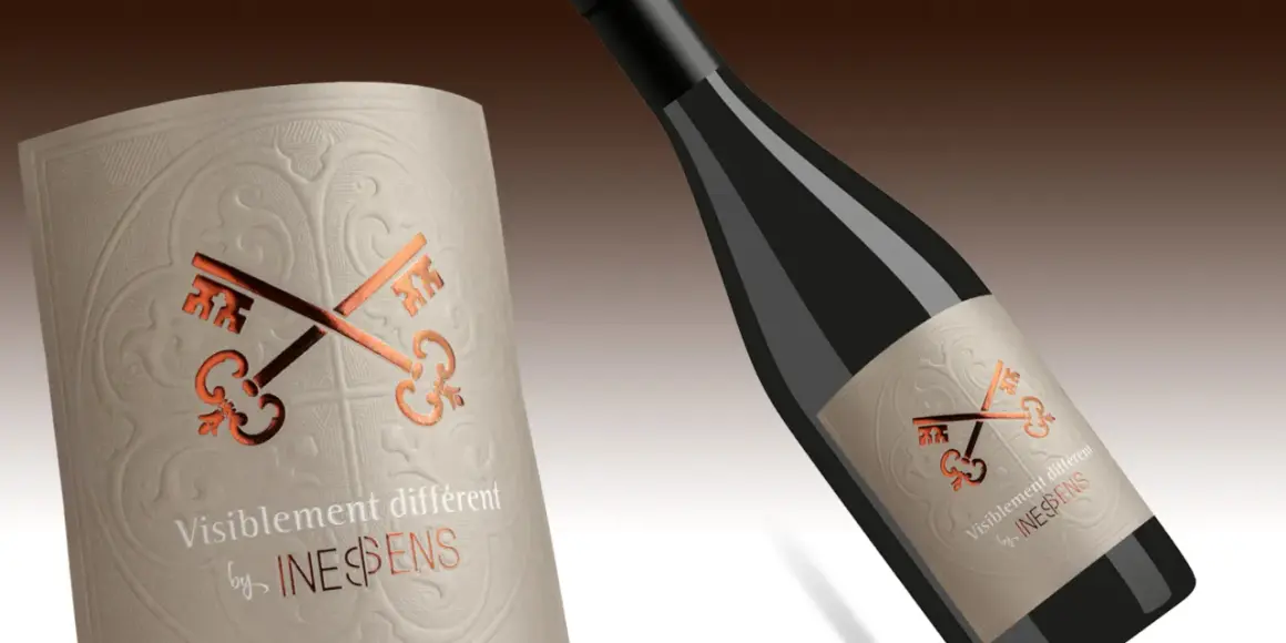 Bouteille de vin avec étiquette ornée de clés croisées et de l'appellation IGP. Le design évoque un savoir-faire unique.