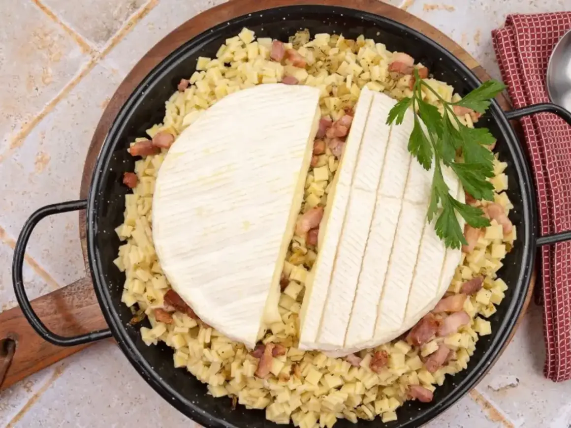 Plat de crozets, lardons et fromage à raclette, prêt à être cuit pour une délicieuse recette croziflette.