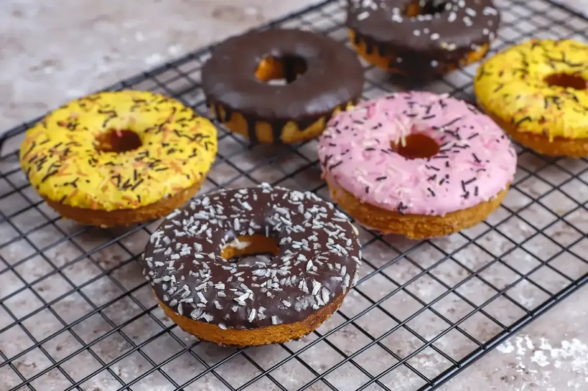 Délicieux donuts colorés, prêts à être dégustés. Une recette facile pour un goûter gourmand.