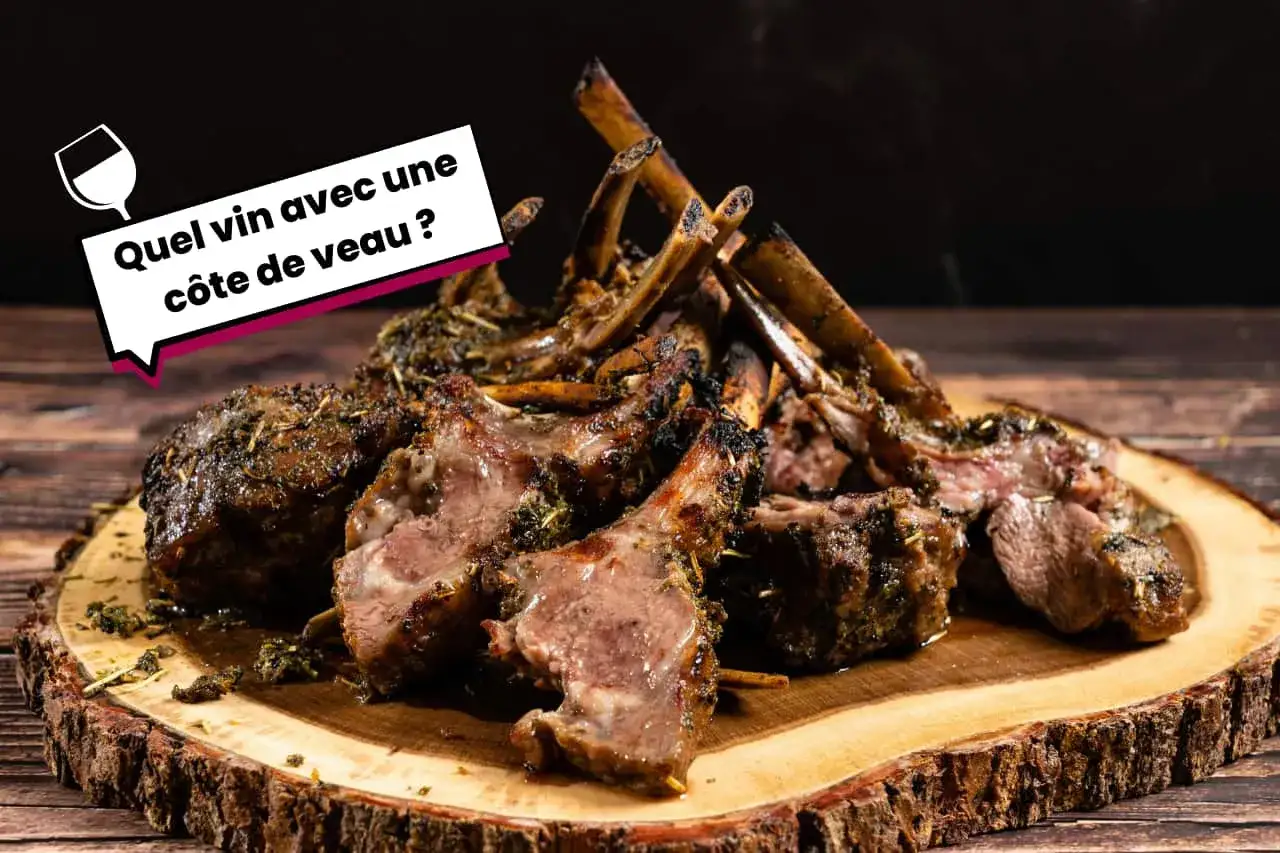 Un plat app&eacute;tissant de c&ocirc;te de veau, parfaitement r&ocirc;ti et assaisonn&eacute;, pr&ecirc;t &agrave; &ecirc;tre d&eacute;gust&eacute; avec un bon vin.