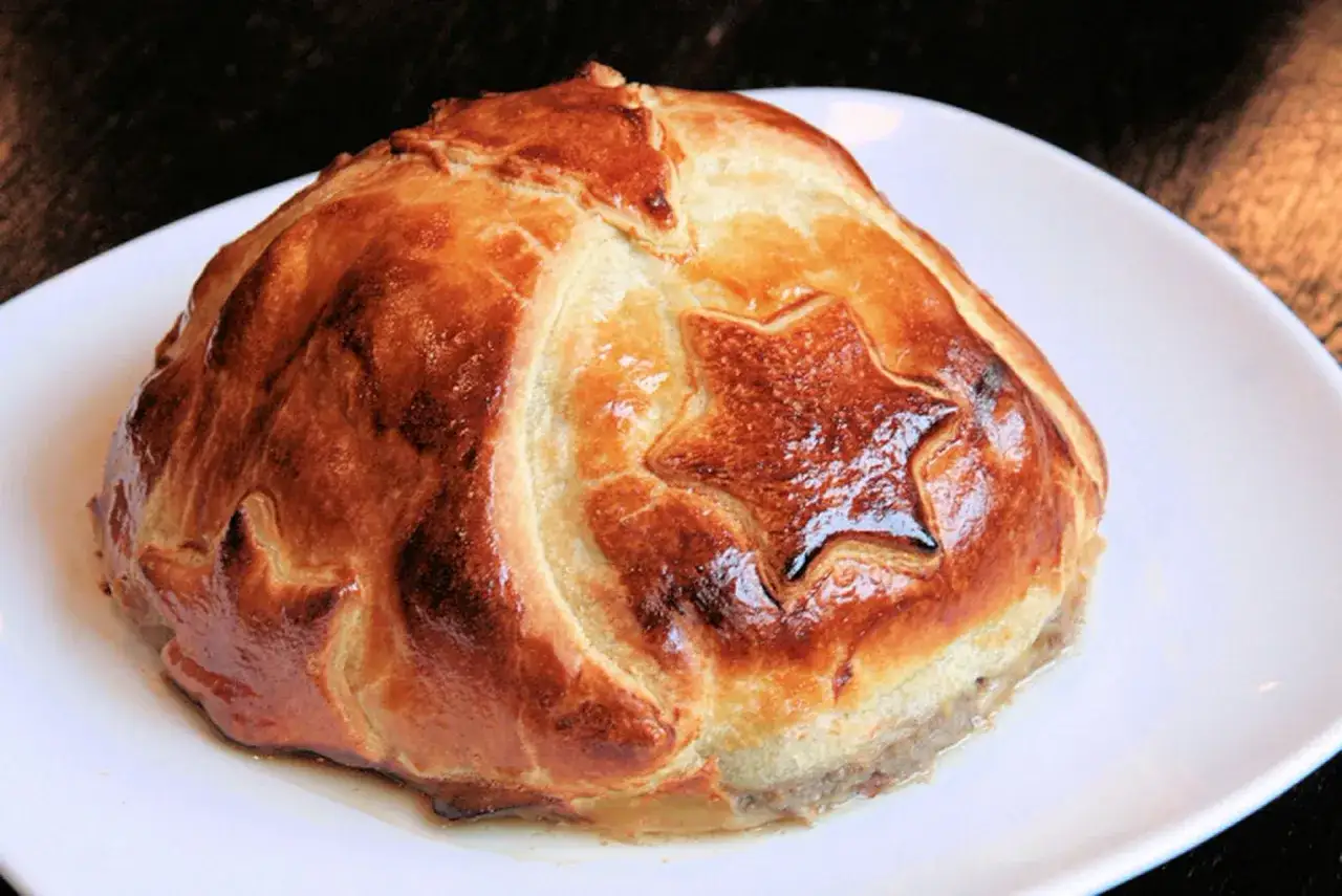 Un d&eacute;lice dor&eacute; : un filet mignon en cro&ucirc;te, orn&eacute; d'une &eacute;toile en p&acirc;te feuillet&eacute;e, pr&ecirc;t &agrave; &ecirc;tre d&eacute;gust&eacute;.