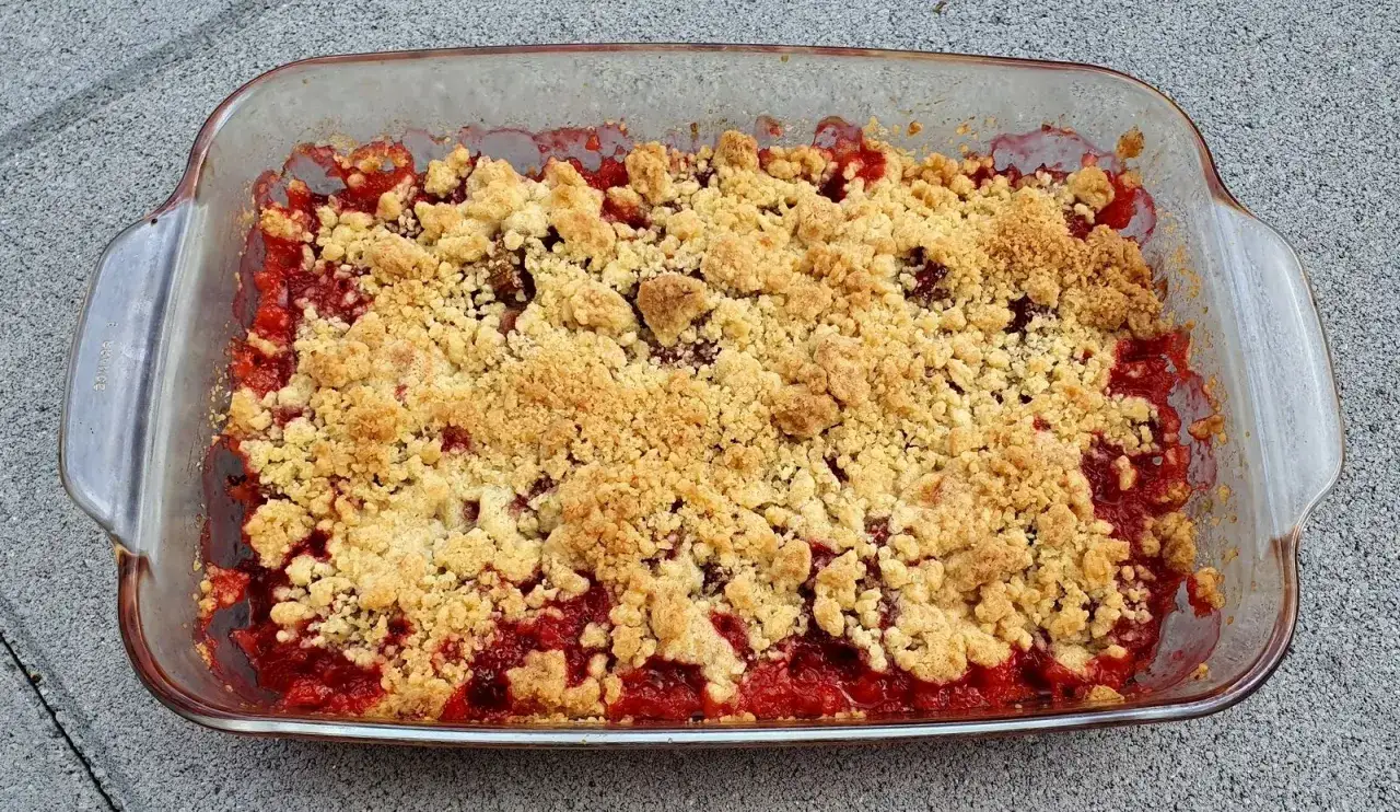 Un d&eacute;licieux crumble rhubarbe aux morceaux croustillants et &agrave; la garniture fruit&eacute;e, pr&ecirc;t &agrave; &ecirc;tre d&eacute;gust&eacute;.